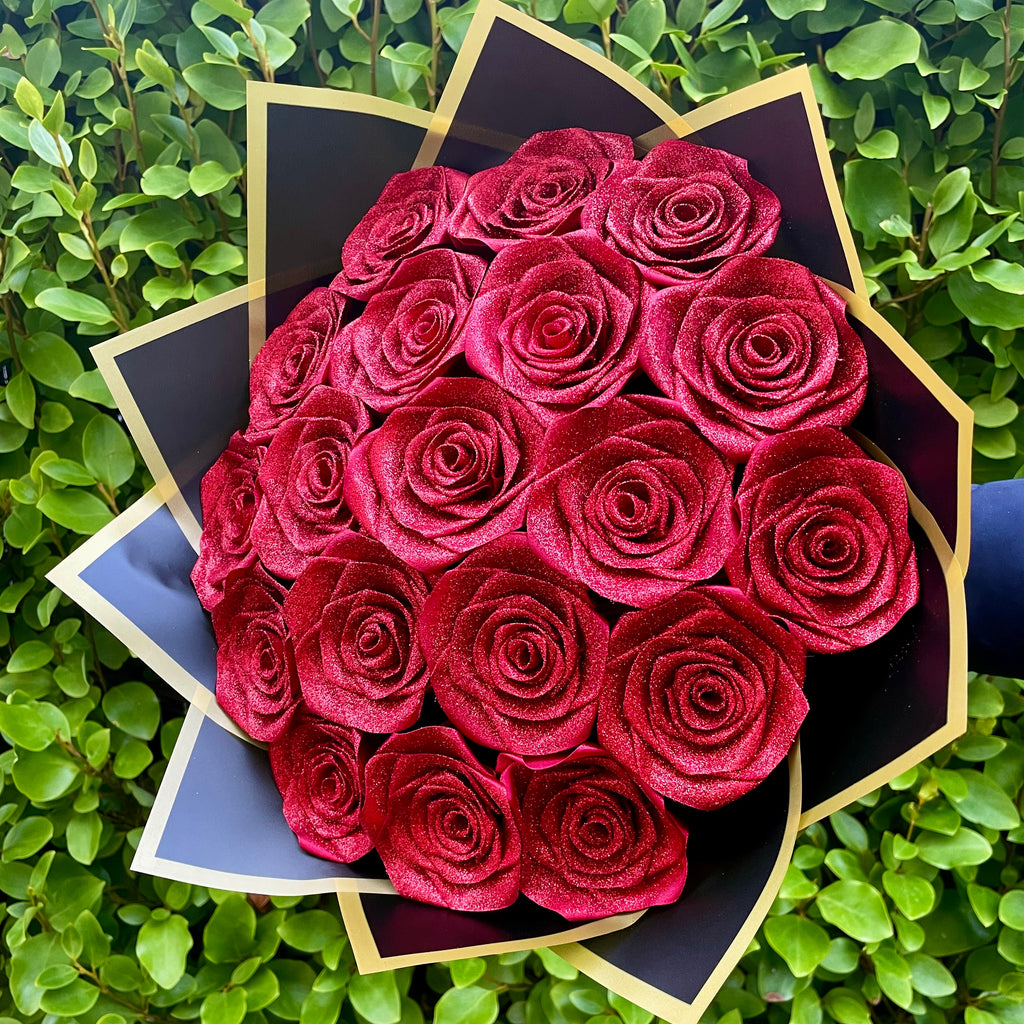 Bouquet 18 roses carmin à paillettes