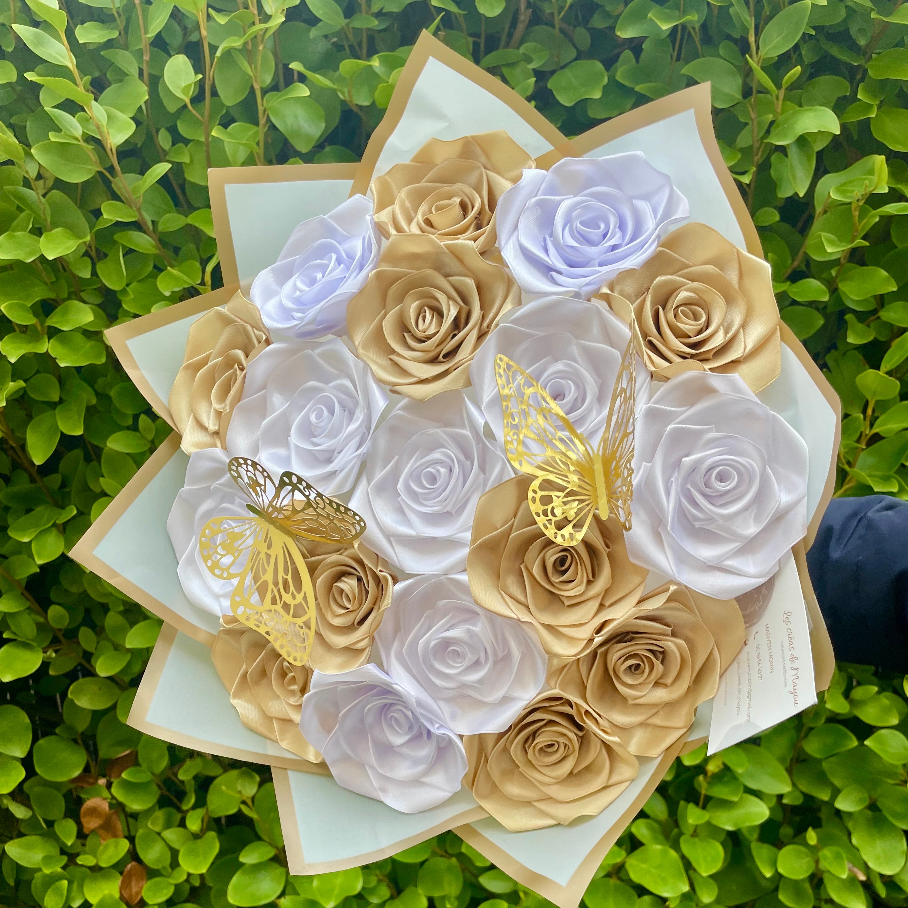 Bouquet 18 roses blanches/dorées