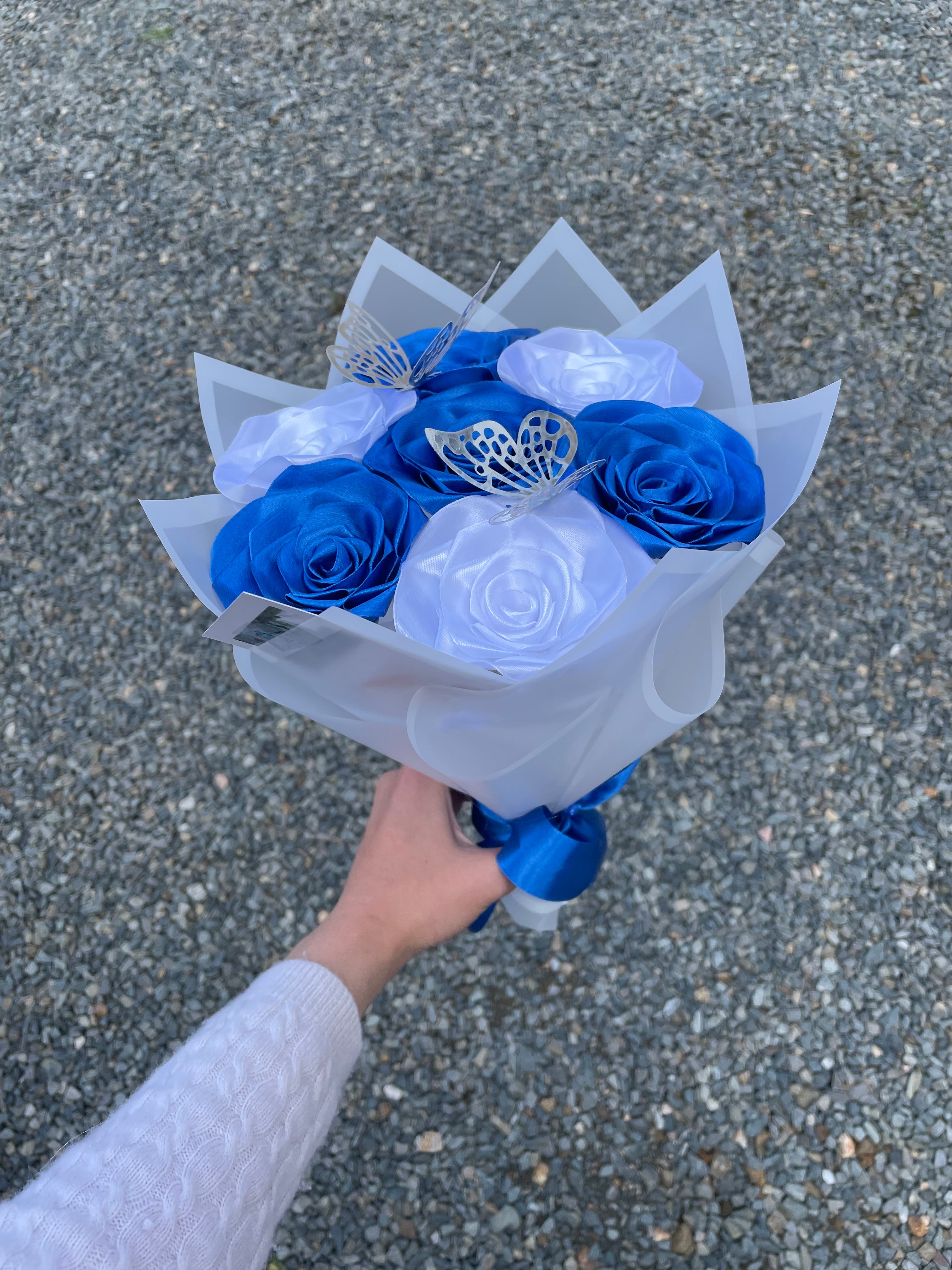 Bouquet 7 roses bleu marine/blanches