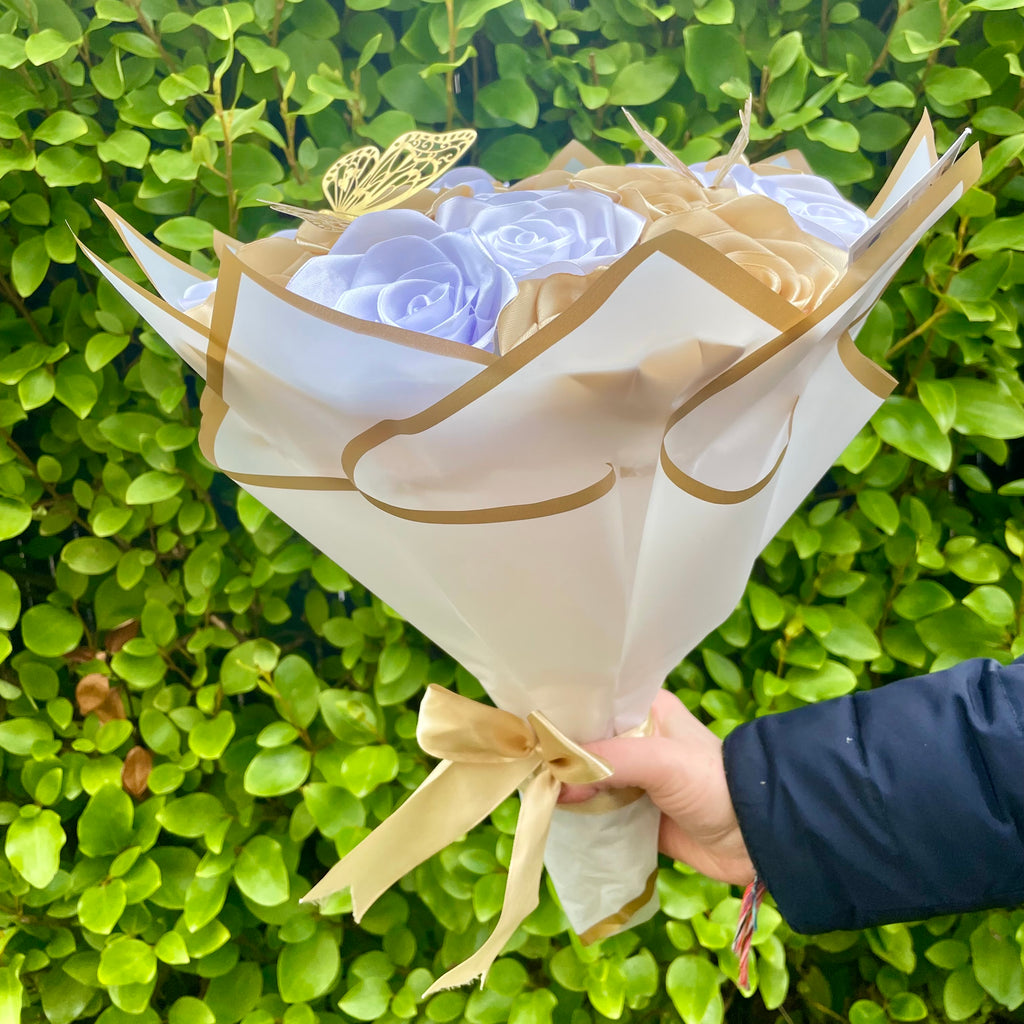 Bouquet 18 roses blanches/dorées