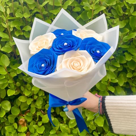 Bouquet 7 roses ivoire/bleu marine