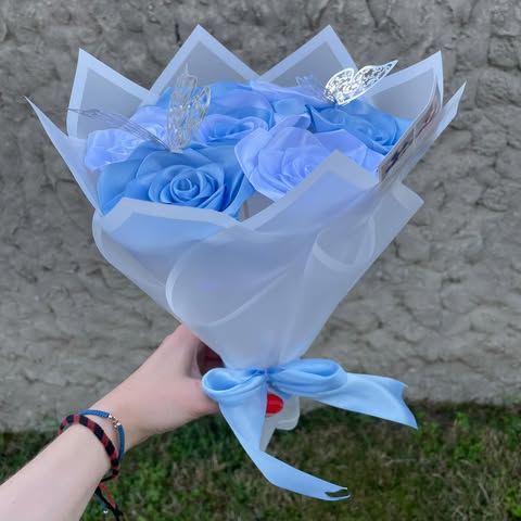 Bouquet 7 roses blanches/bleu clair