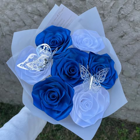 Bouquet 7 roses bleu marine/blanches