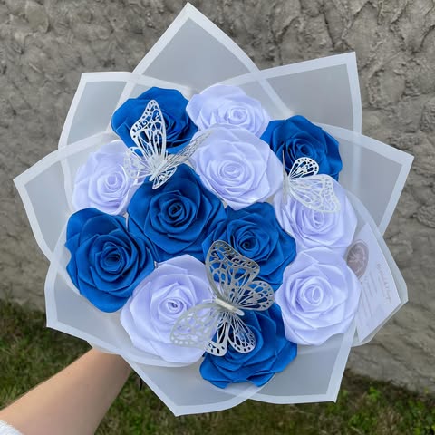 Bouquet 12 roses bleu marine/blanches