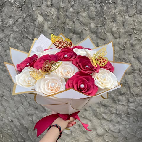 Bouquet 18 roses ivoires/carmins