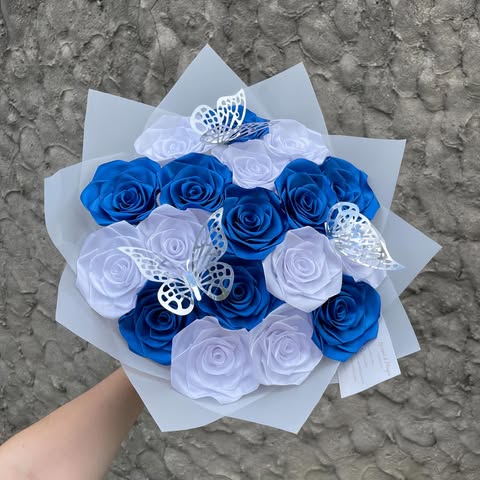 Bouquet 18 roses blanches/bleu marine