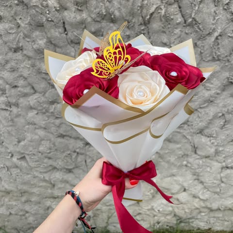 Bouquet 7 roses ivoire/carmin