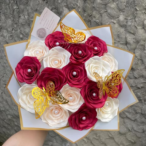 Bouquet 18 roses ivoires/carmins
