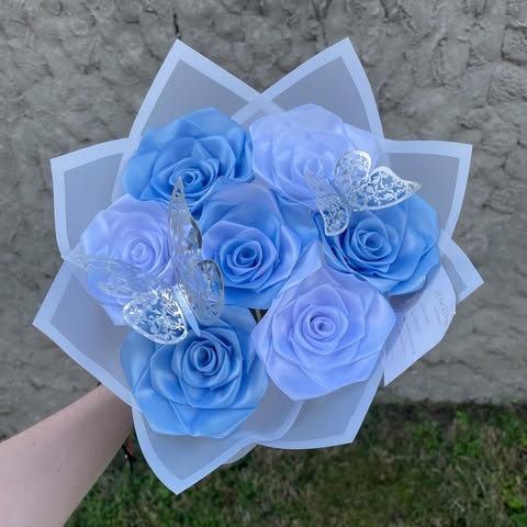Bouquet 7 roses blanches/bleu clair