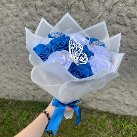 Bouquet 12 roses bleu marine/blanches
