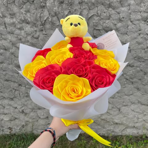Bouquet 12 roses Winnie l'ourson