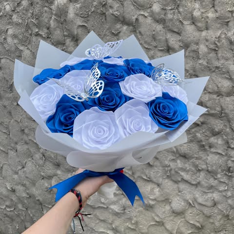 Bouquet 18 roses blanches/bleu marine