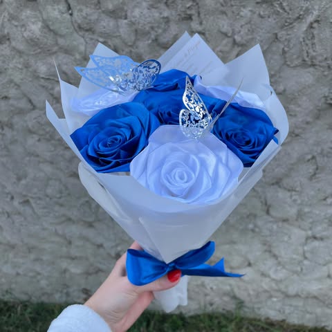 Bouquet 7 roses bleu marine/blanches