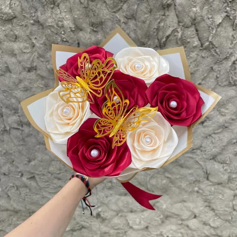 Bouquet 7 roses ivoire/carmin