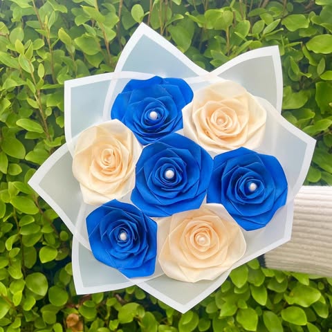 Bouquet 7 roses ivoire/bleu marine
