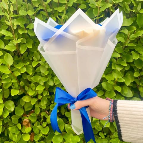 Bouquet 7 roses ivoire/bleu marine