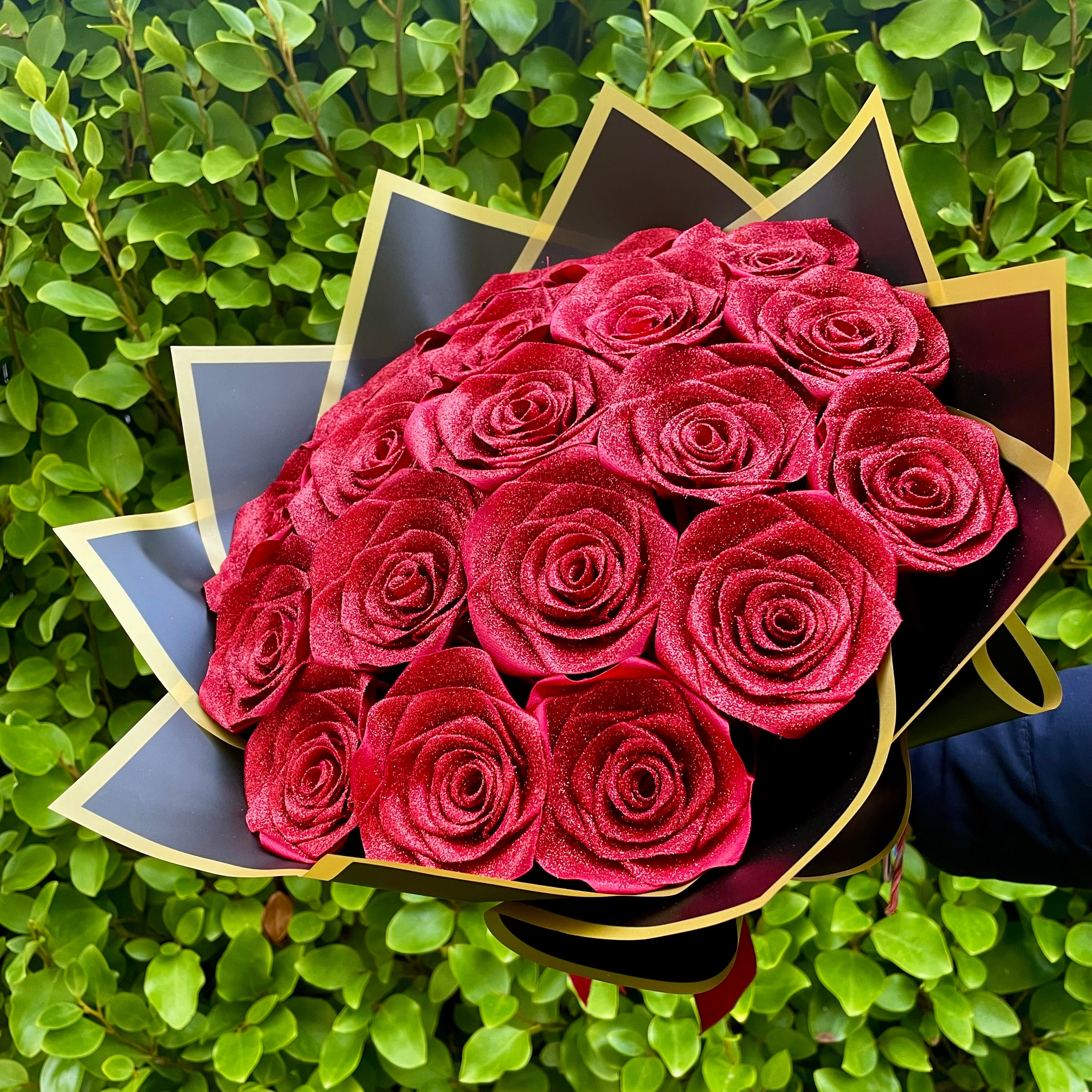 Bouquet 18 roses carmin à paillettes