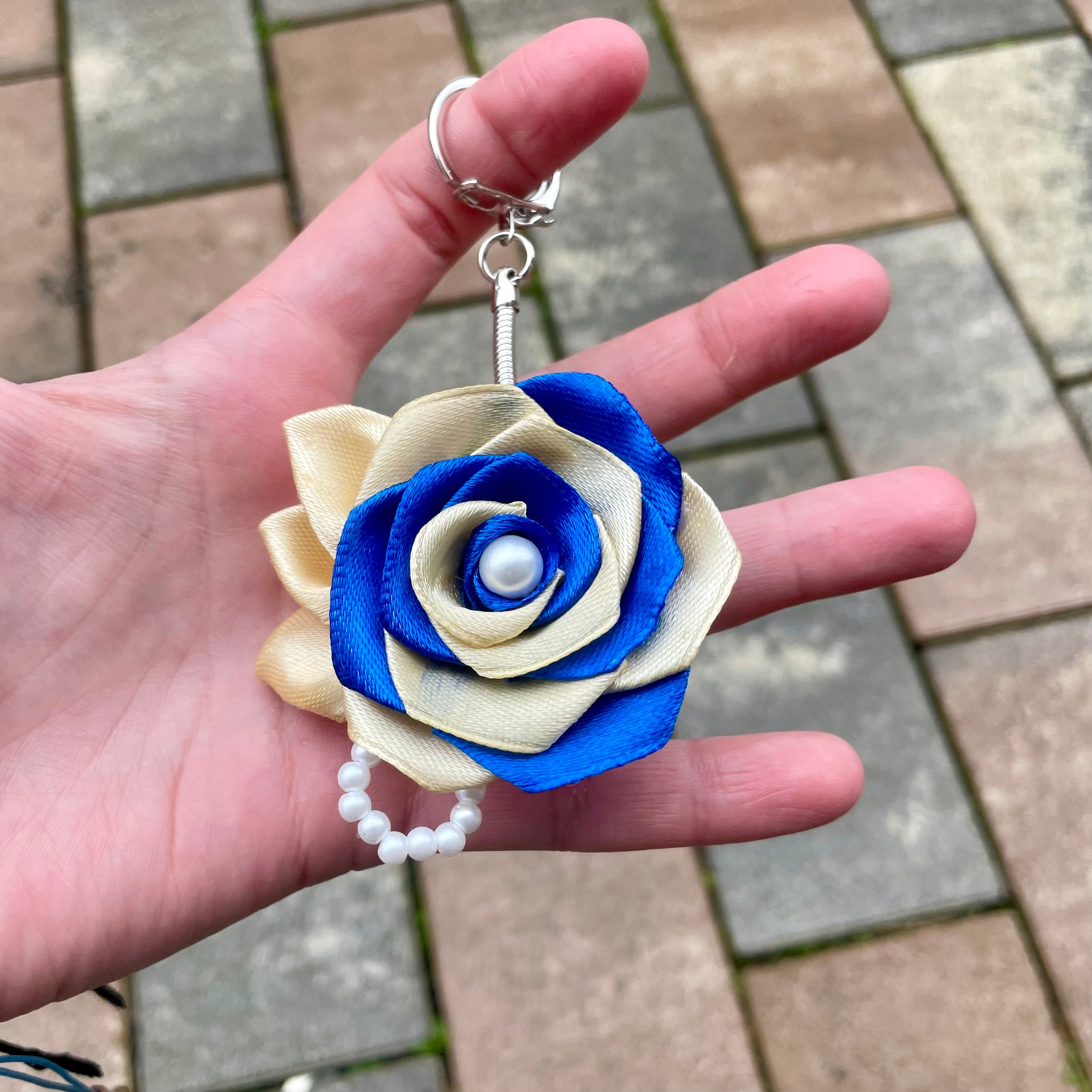 Porte clés petite rose bleu marine et doré