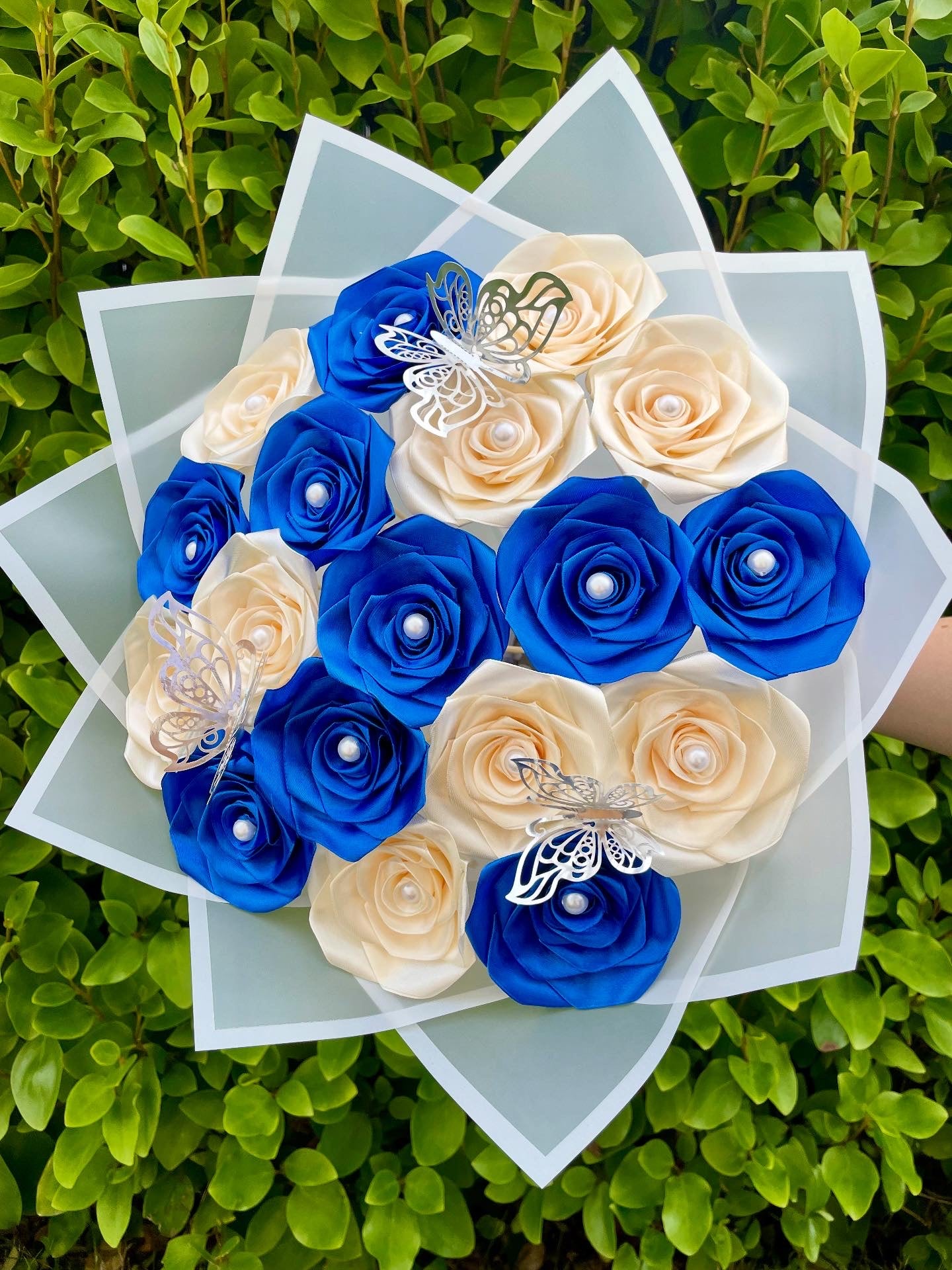 Bouquet 18 roses bleu marine et ivoires