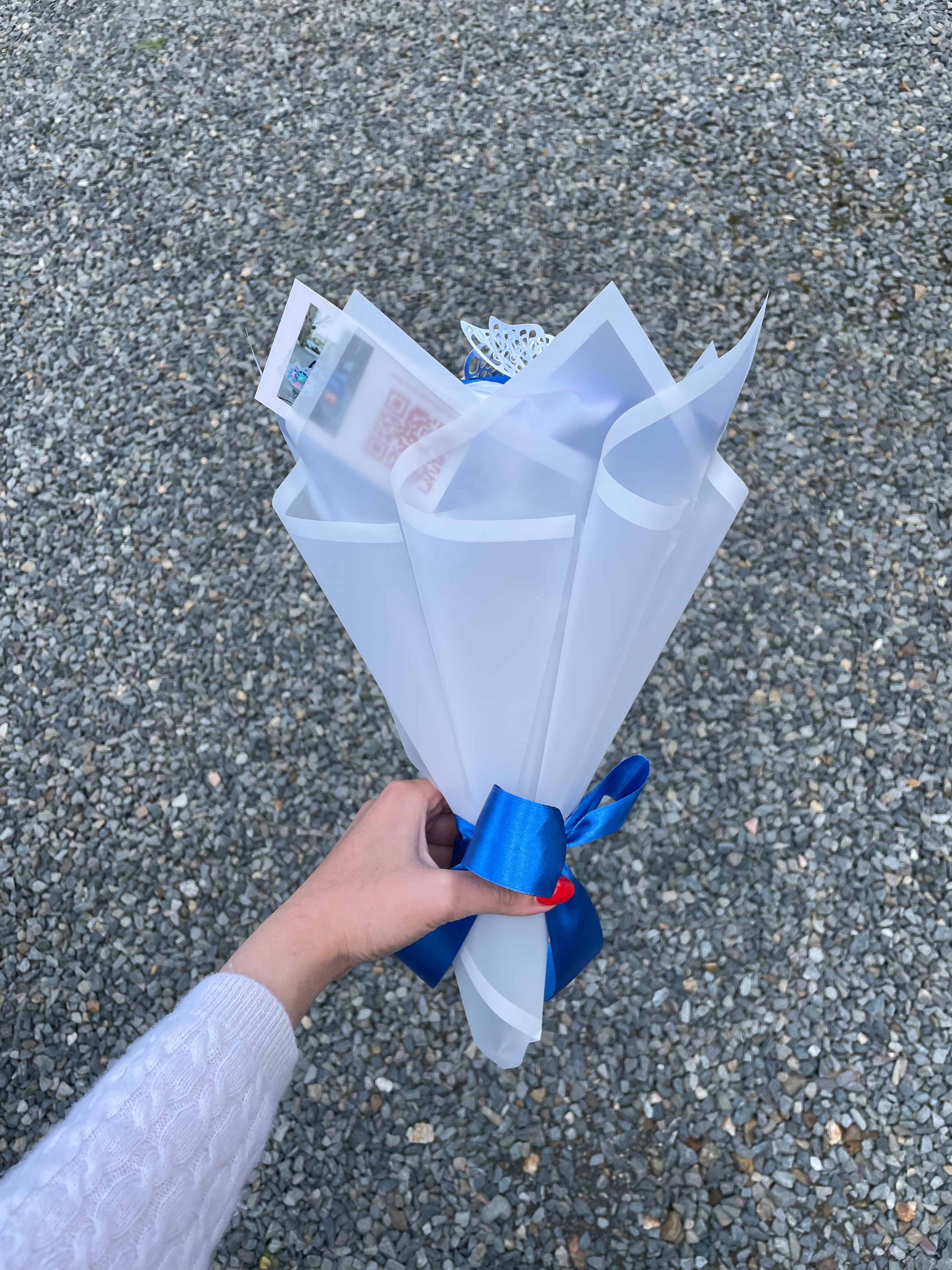 Bouquet 7 roses bleu marine/blanches