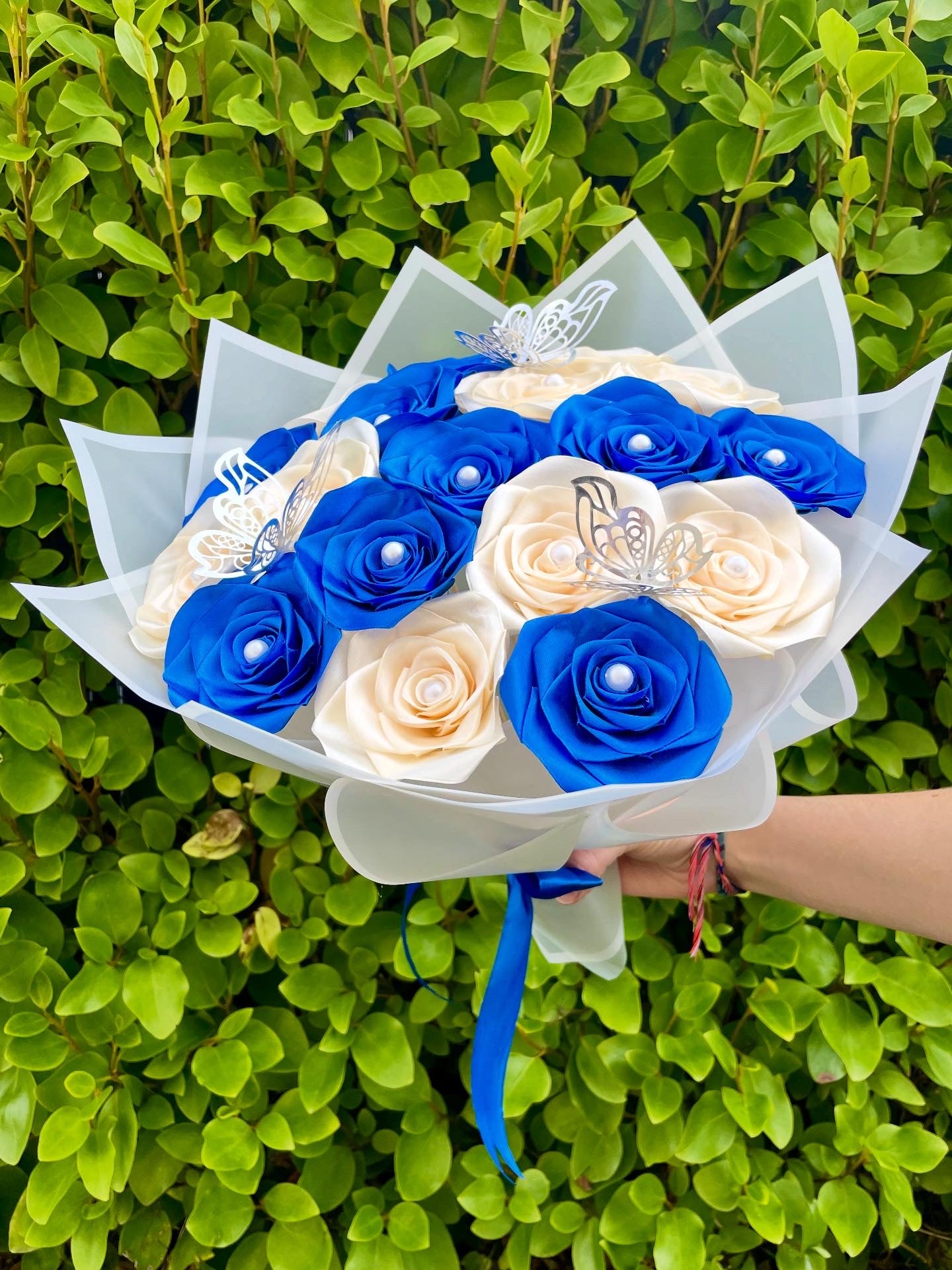 Bouquet 18 roses bleu marine et ivoires