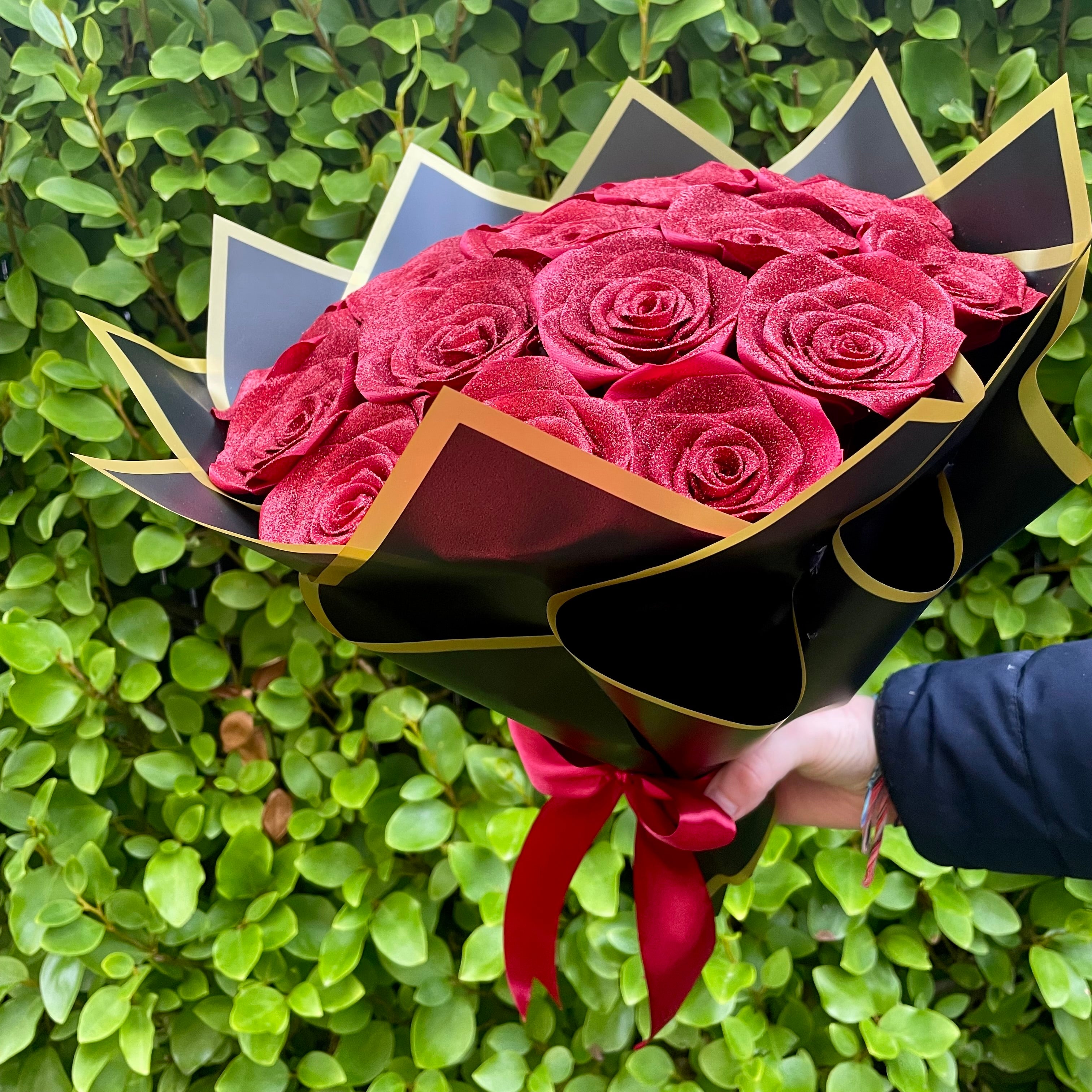 Bouquet 18 roses carmin à paillettes