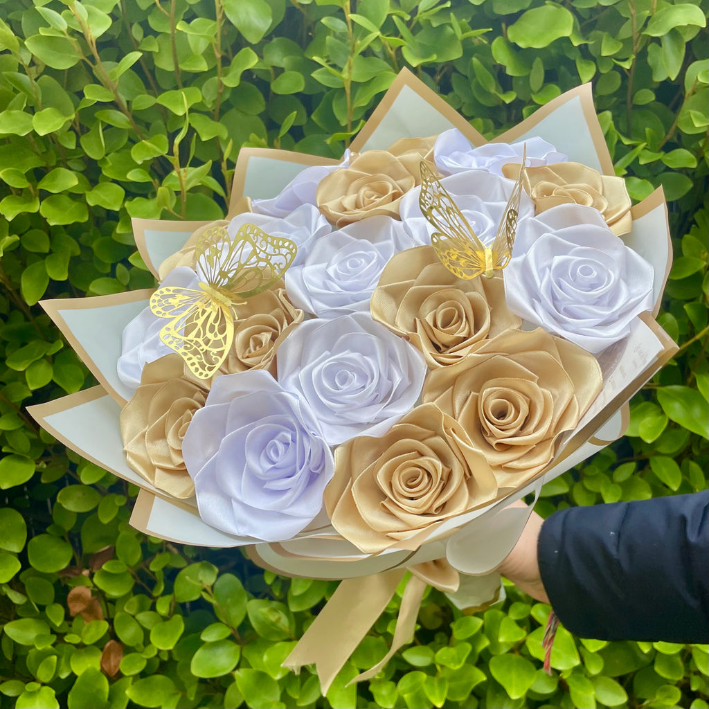 Bouquet 18 roses blanches/dorées