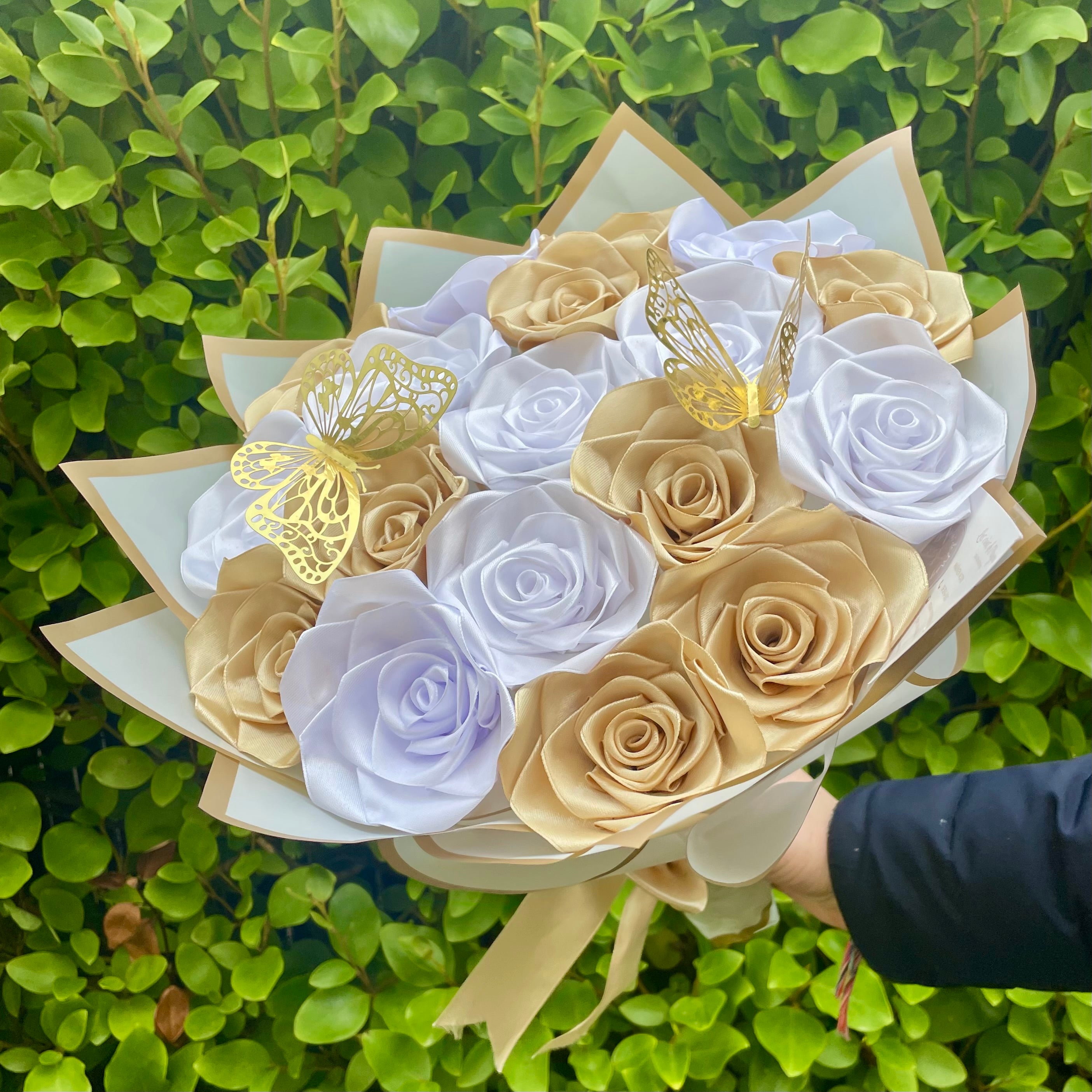 Bouquet 18 roses blanches/dorées