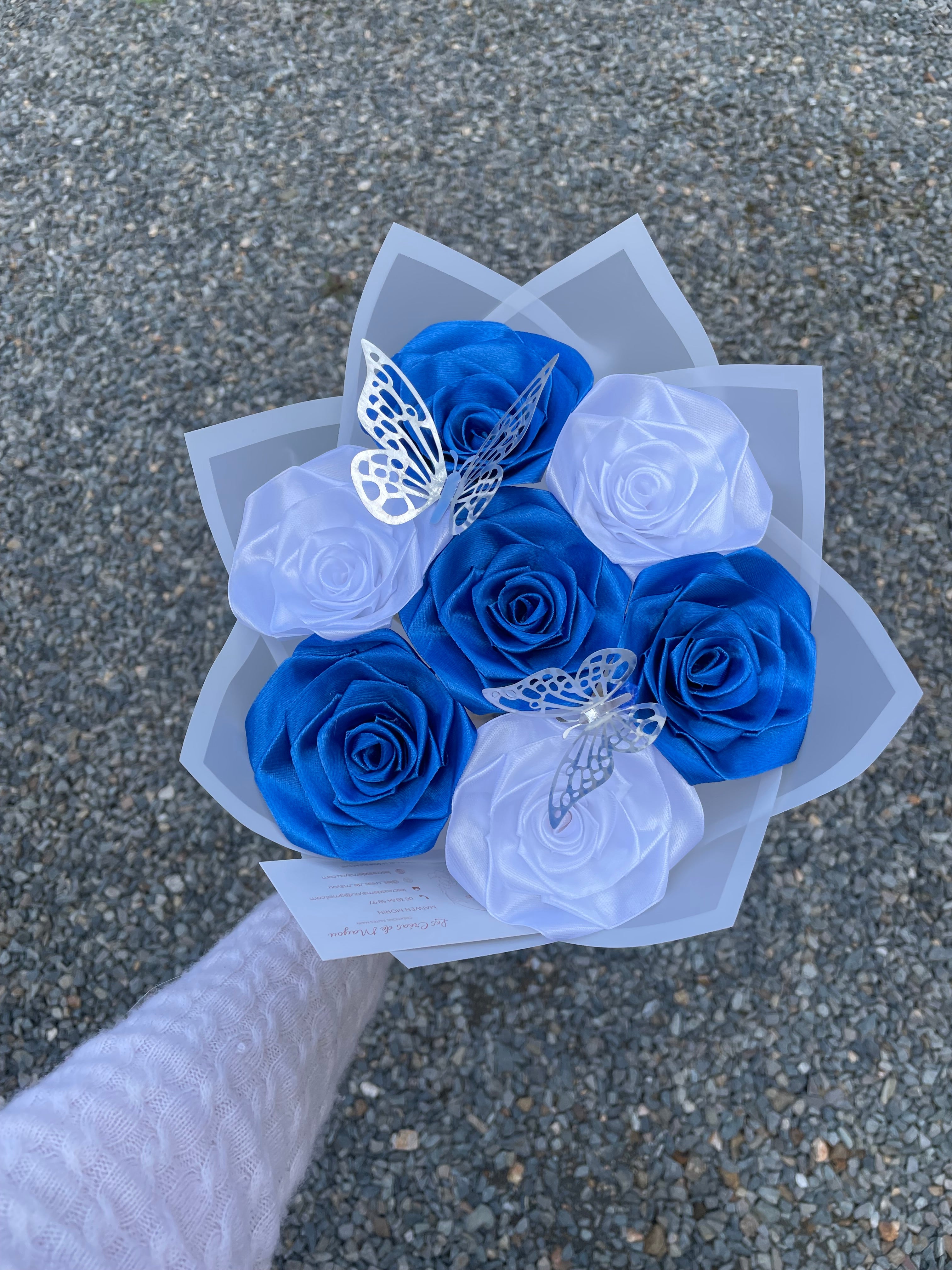 Bouquet 7 roses bleu marine/blanches