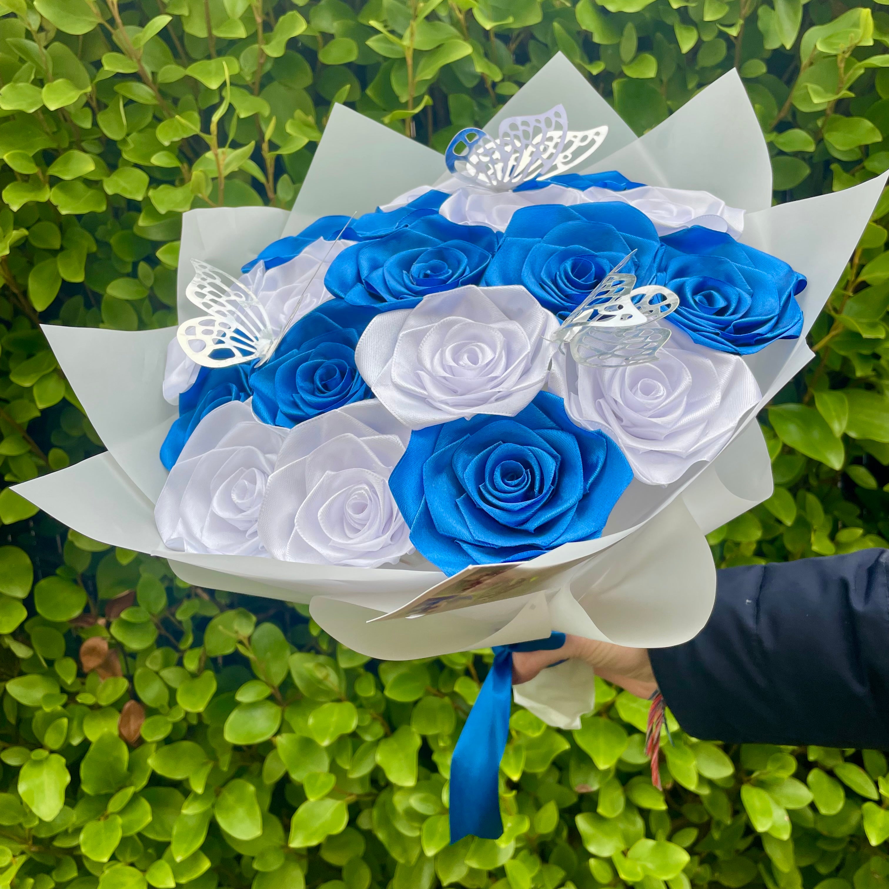 Bouquet 18 roses blanches/bleu marine