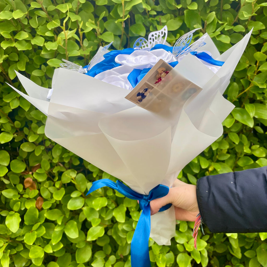 Bouquet 18 roses blanches/bleu marine