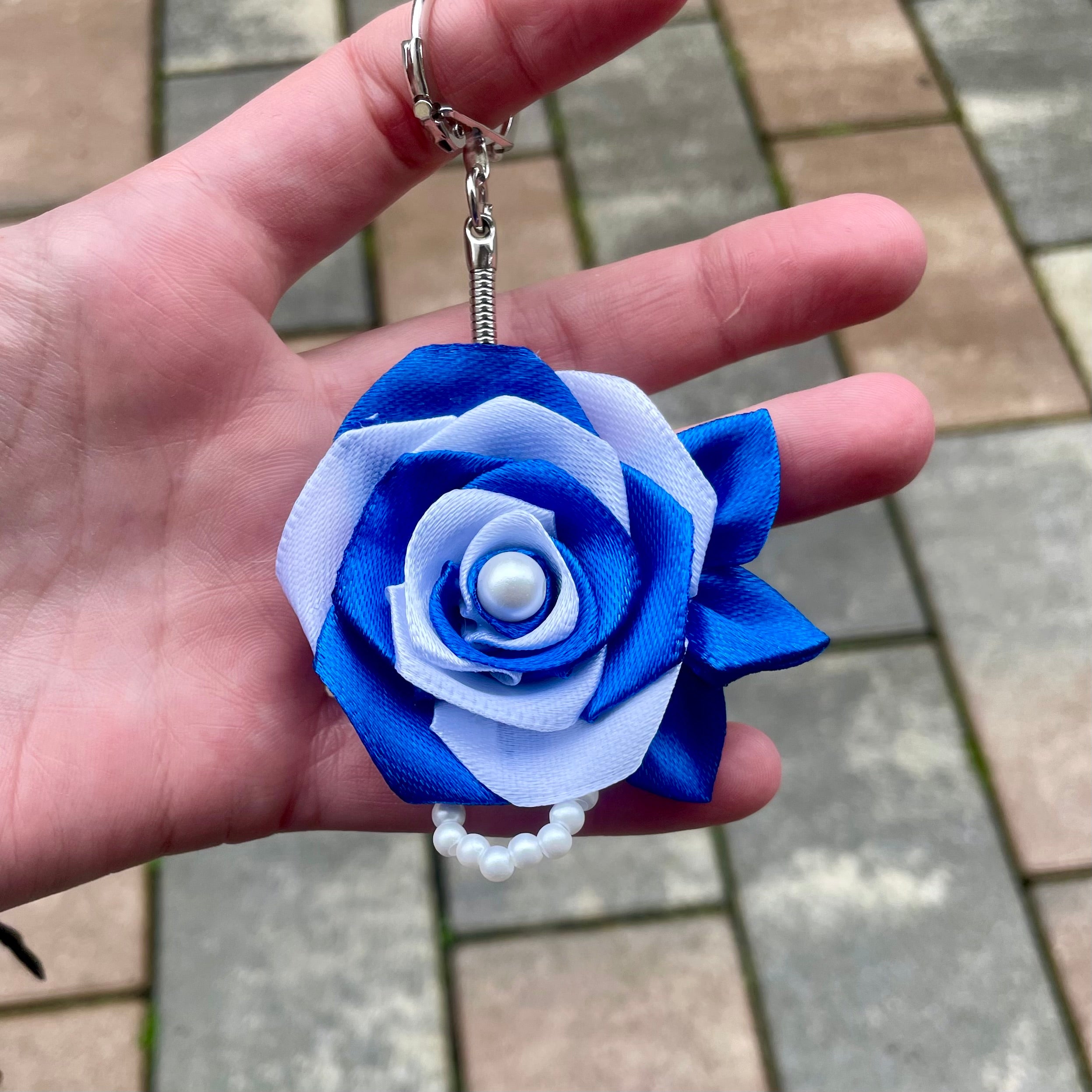 Porte clés petite rose blanche et bleu marine